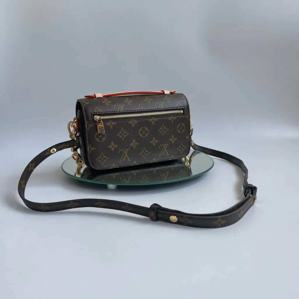 LOUIS VUITTON – POCHETTE MÉTIS EAST WEST BAG