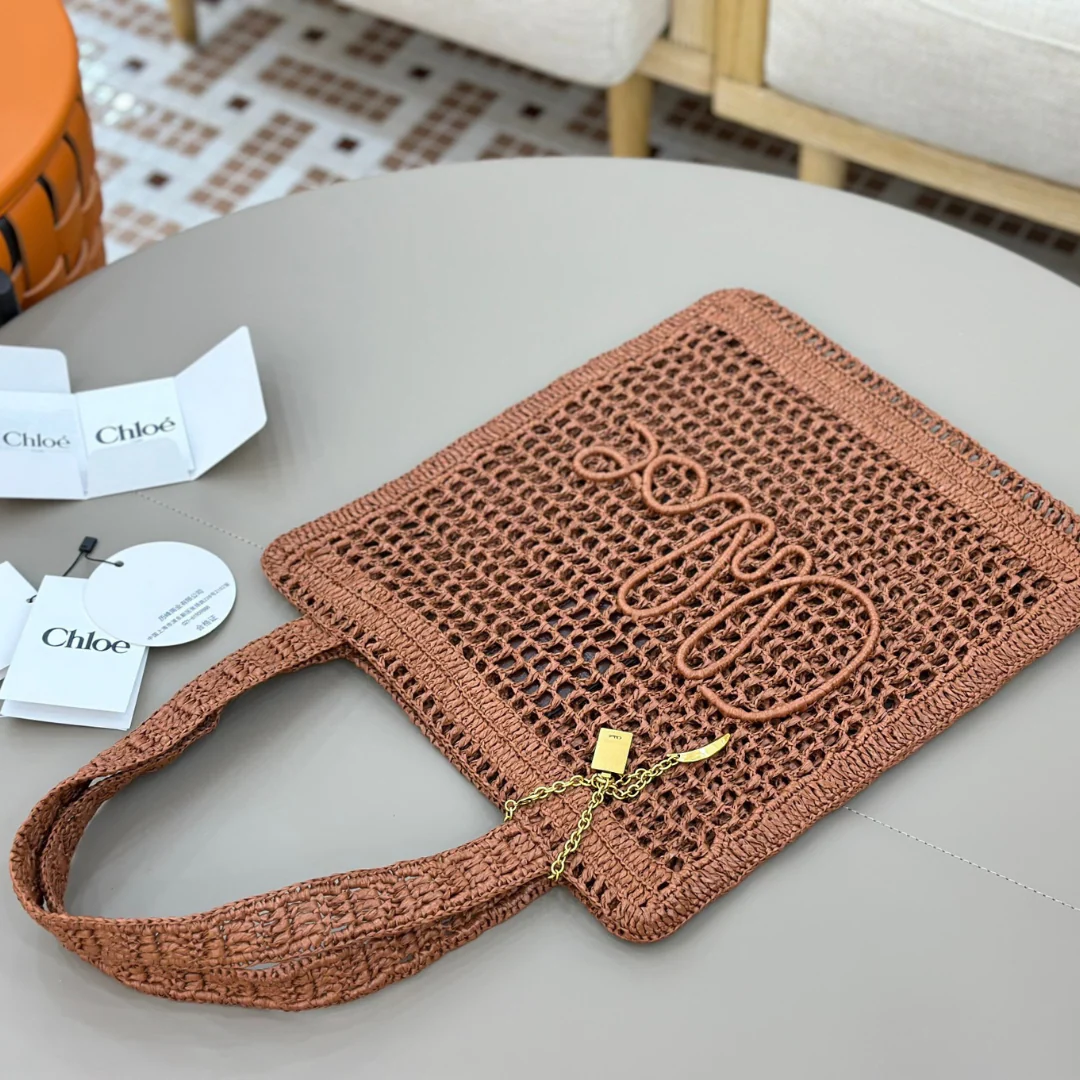 CHLOÉ SUMMER BANANA BAG IN RAFFIA